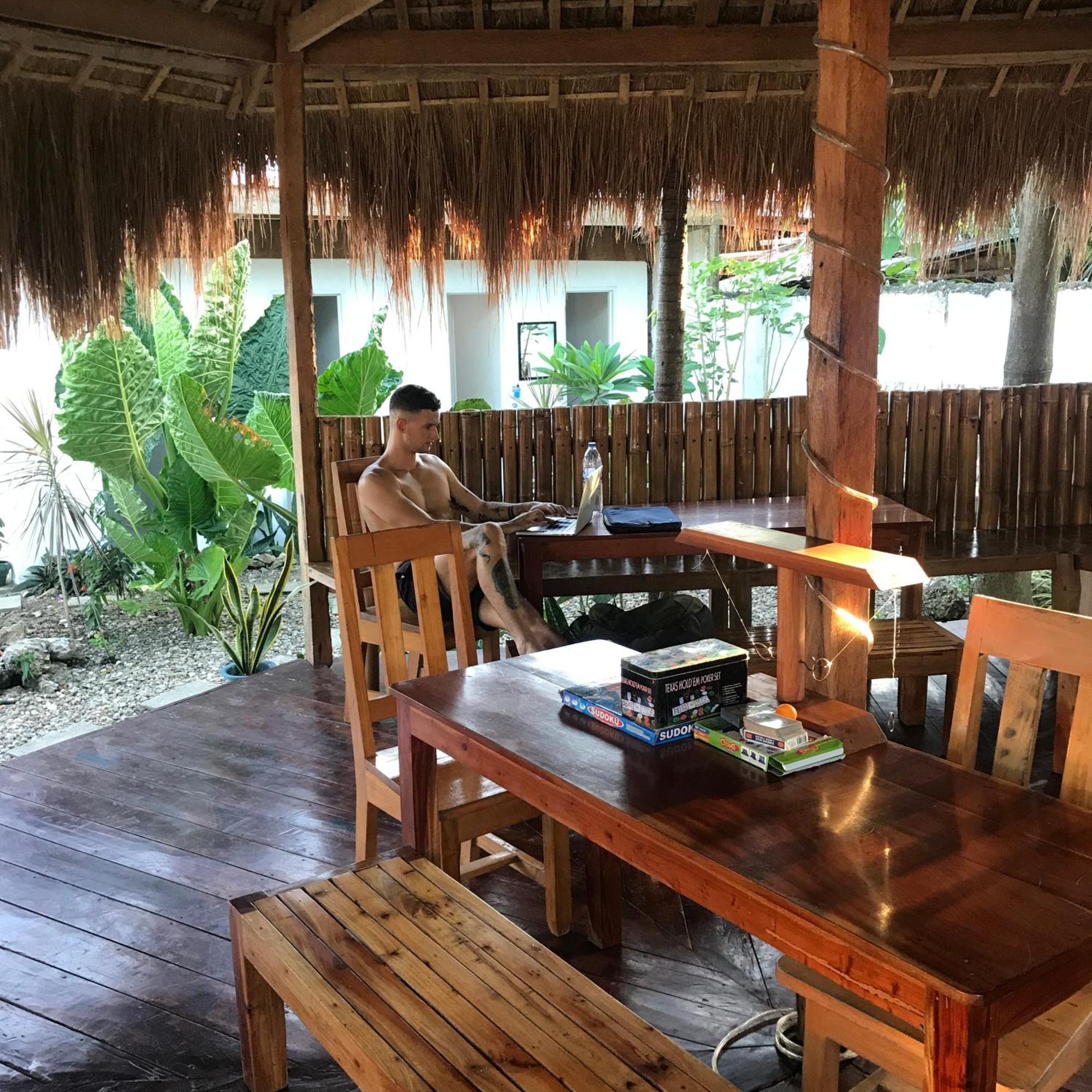 Crazy Bears Hostel Moalboal Exterior foto